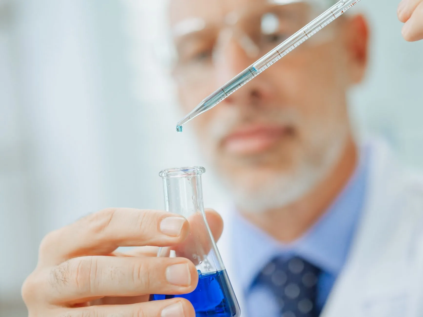 防脱生发仪器与头皮护理液协同使用的临床效果分析